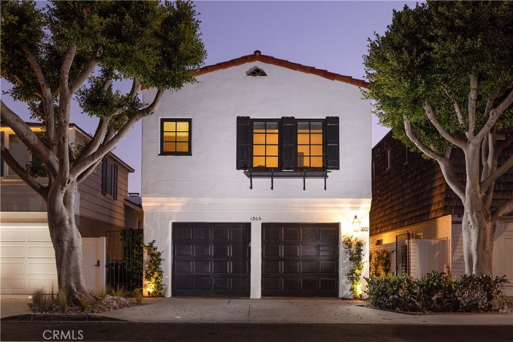Attached, Exterior, Facade, Spanish Mediterranean
