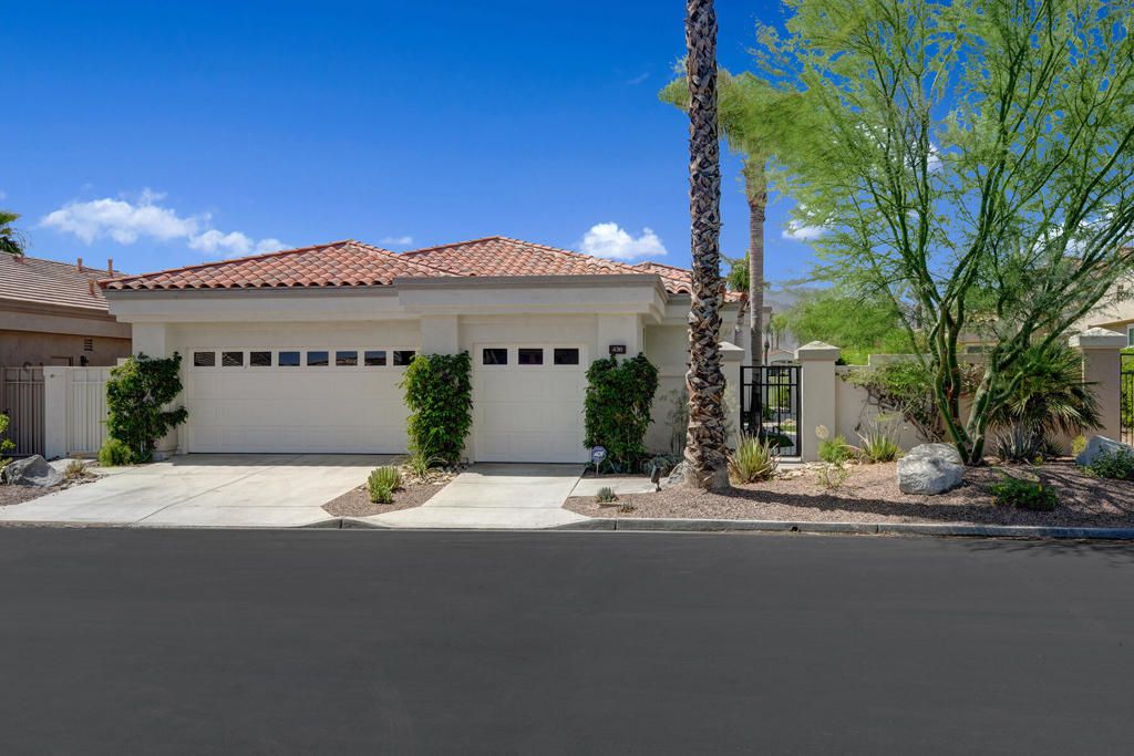 Attached, Exterior, Facade, Mediterranean