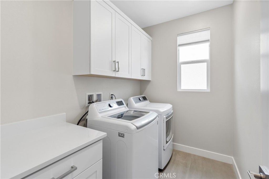 Interior, Washer, Wood Texture Flooring