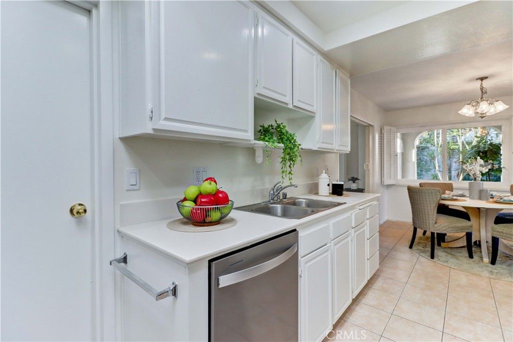 Chandelier, Dining room, Interior, Kitchen, Stainless Steel Appliances