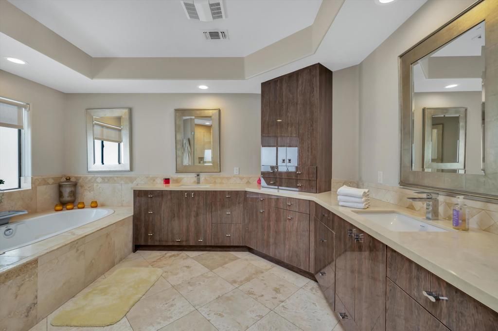 Bathroom, Dual Sink Vanities, Interior, Recessed Lighting