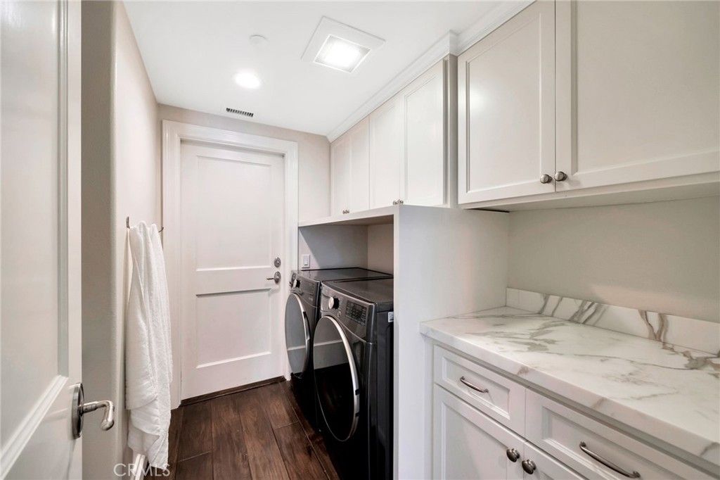 Interior, Recessed Lighting, Washer, Wood Texture Flooring