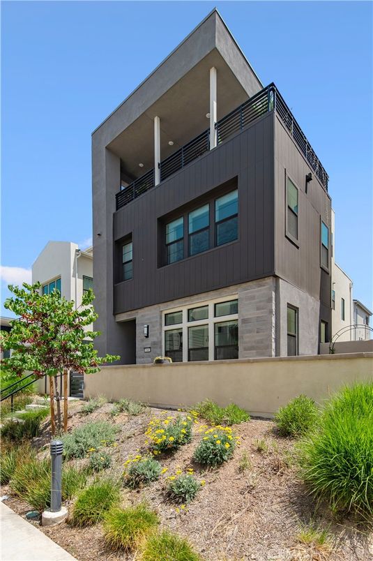Exterior, Facade, Modern
