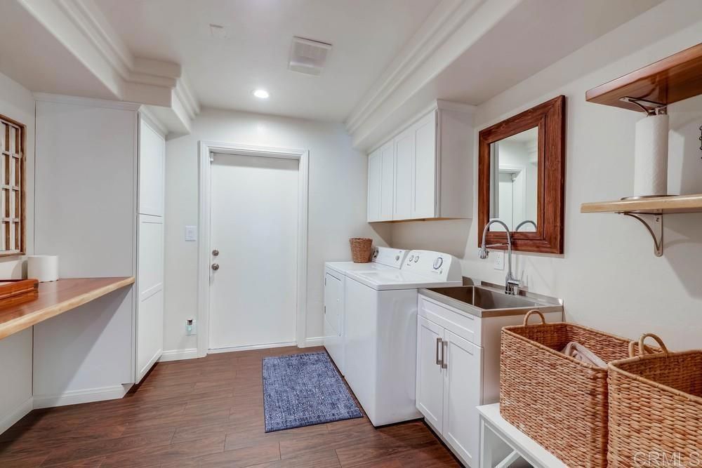 Interior, Recessed Lighting, Washer, Wood Texture Flooring