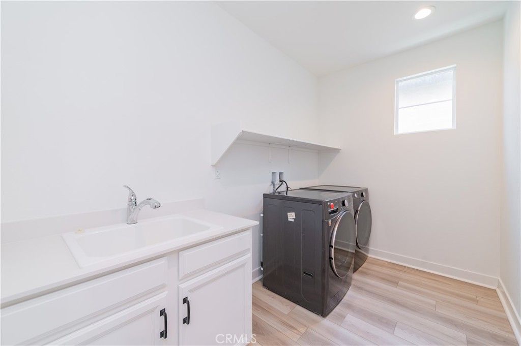 Interior, Recessed Lighting, Washer, Wood Texture Flooring