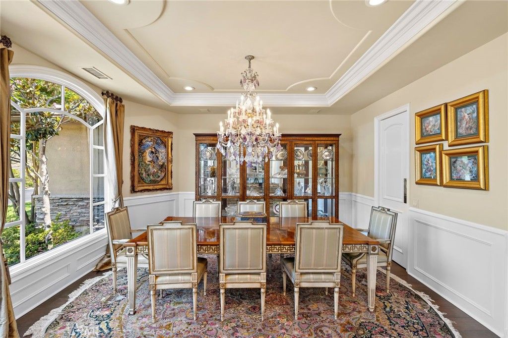 Chandelier, Dining room, Interior, Recessed Lighting, Wood Texture Flooring