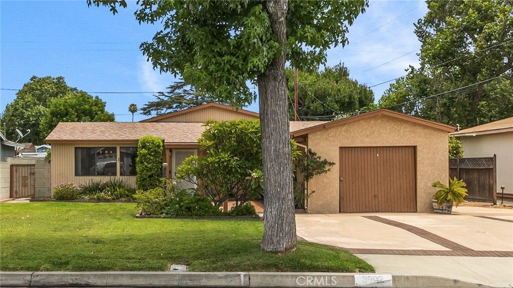 Attached, Exterior, Facade, Ranch
