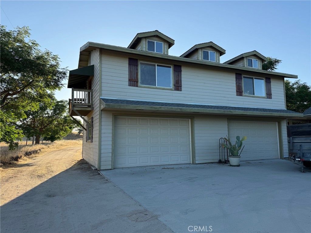 Attached, Exterior, Facade, Split Level