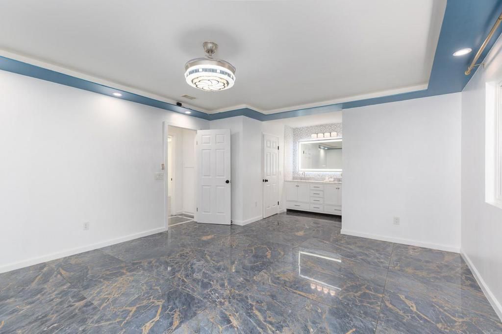 Empty room, Interior, Recessed Lighting