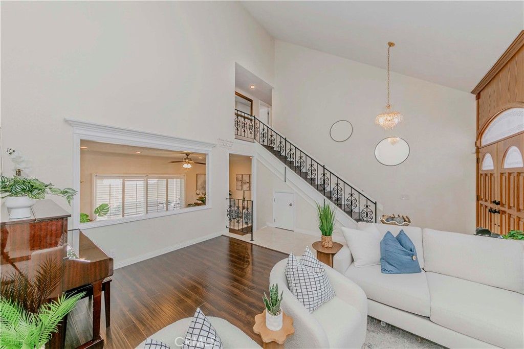 Interior, Living room, Pendant Lights, Piano, Recessed Lighting, Wood Texture Flooring