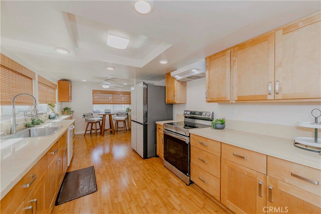 Dining room, Interior, Kitchen, Recessed Lighting, Stainless Steel Appliances, Wood Texture Flooring