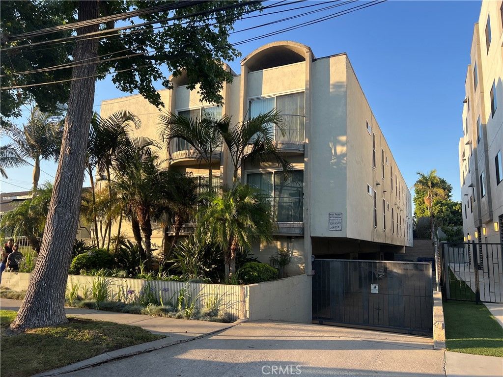 Exterior, Facade, Modern
