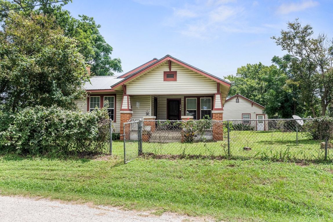 Backyard, Exterior, Facade, Brick Facade, Ranch
