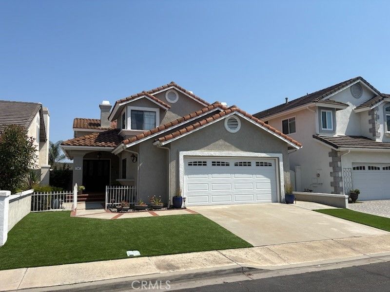Attached, Exterior, Facade, Mediterranean