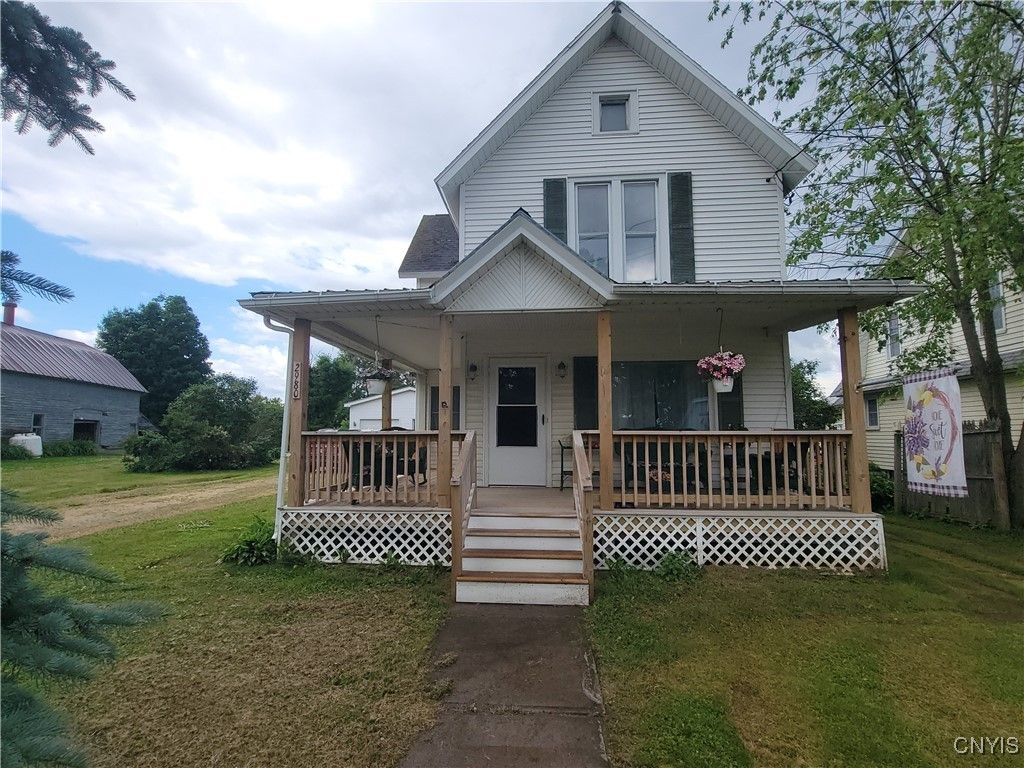 Backyard, Exterior, Facade, Queen Anne Victorian