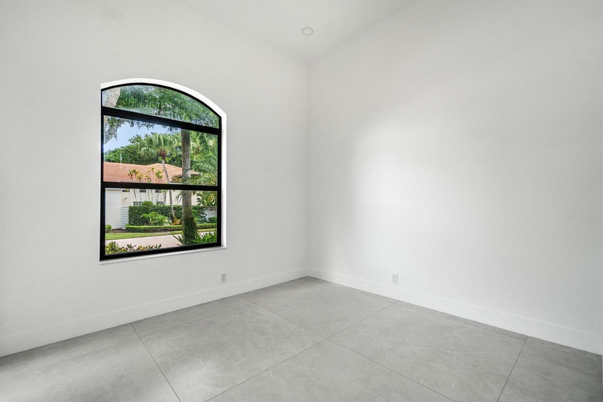Empty room, Interior