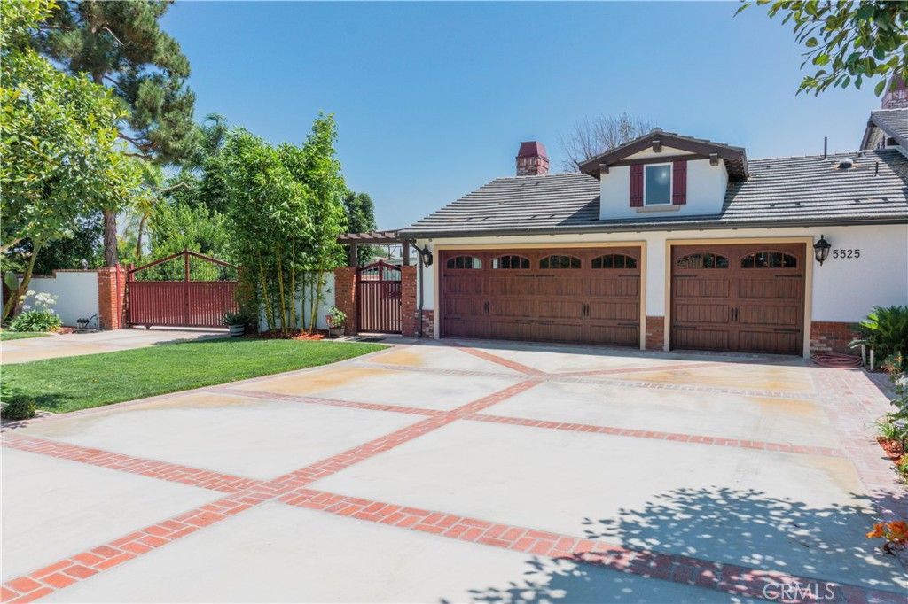 Attached, Exterior, Facade, Ranch