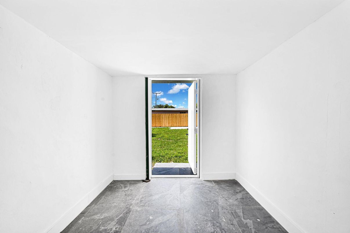 Empty room, Interior
