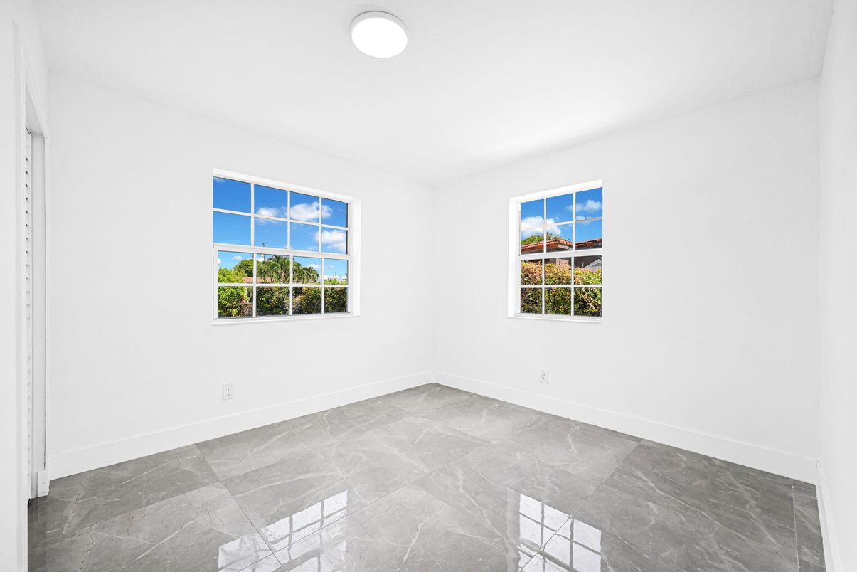 Empty room, Interior
