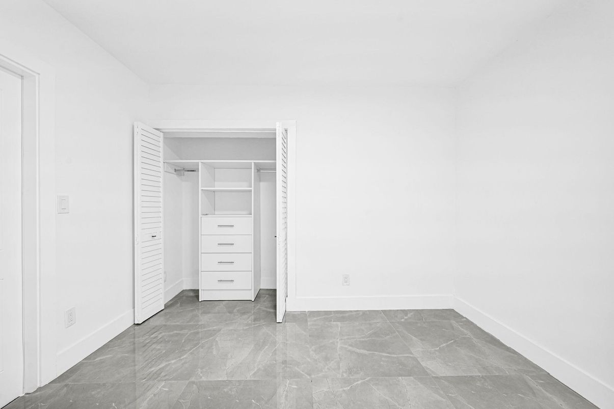 Empty room, Interior