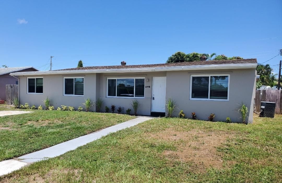 Backyard, Exterior, Facade, Ranch