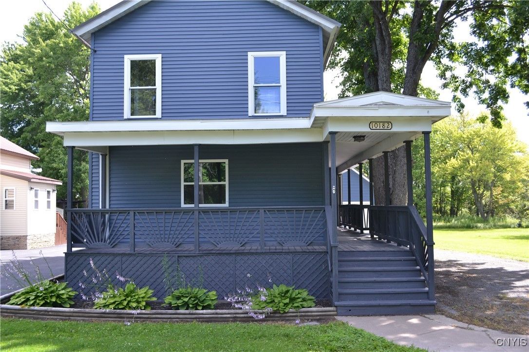 Exterior, Facade, American Foursquare