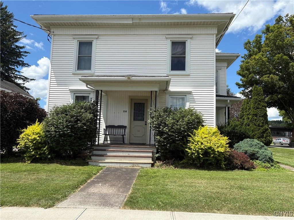 Exterior, Facade, American Foursquare