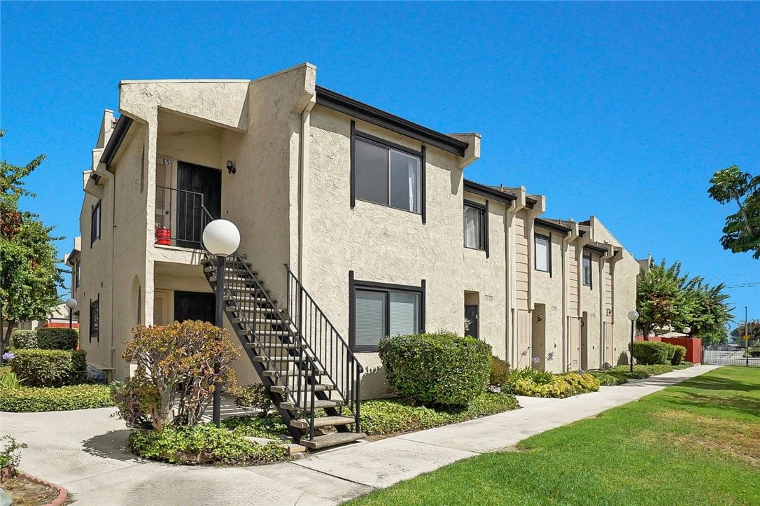 Exterior, Facade, Modern