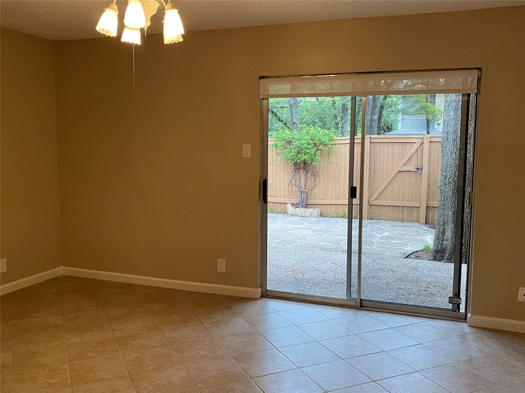 Empty room, Interior