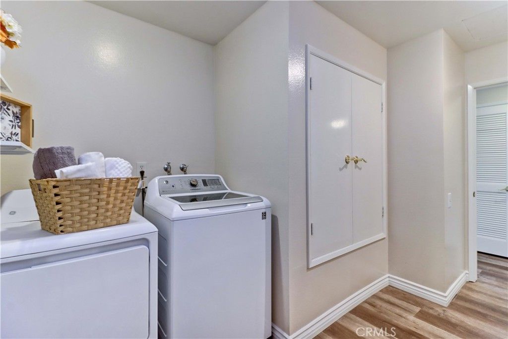 Interior, Washer, Wood Texture Flooring