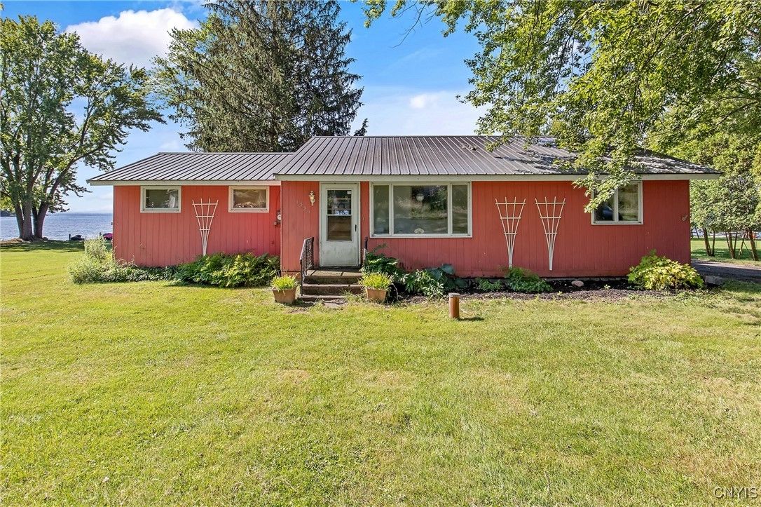 Exterior, Facade, Ranch