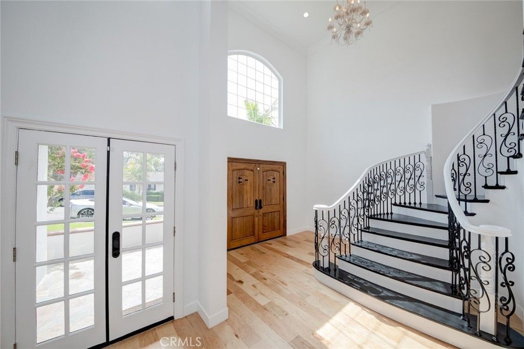 Chandelier, Interior, Recessed Lighting, Wood Texture Flooring