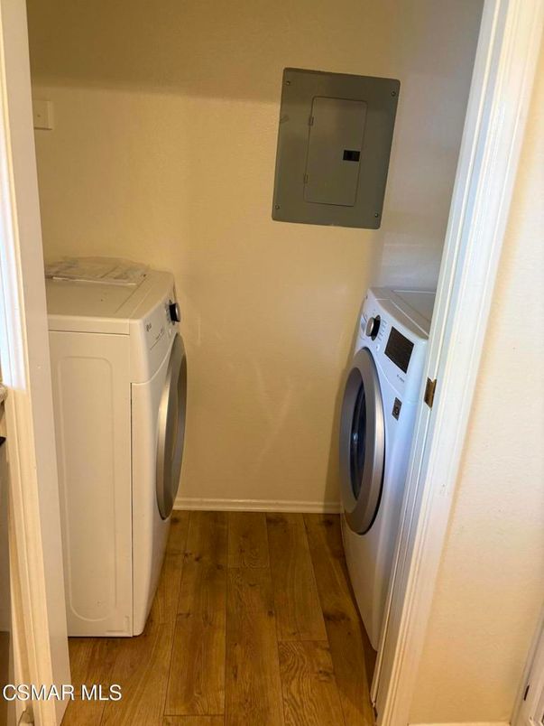 Interior, Washer, Wood Texture Flooring