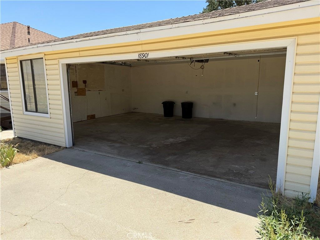 Exterior, Garage