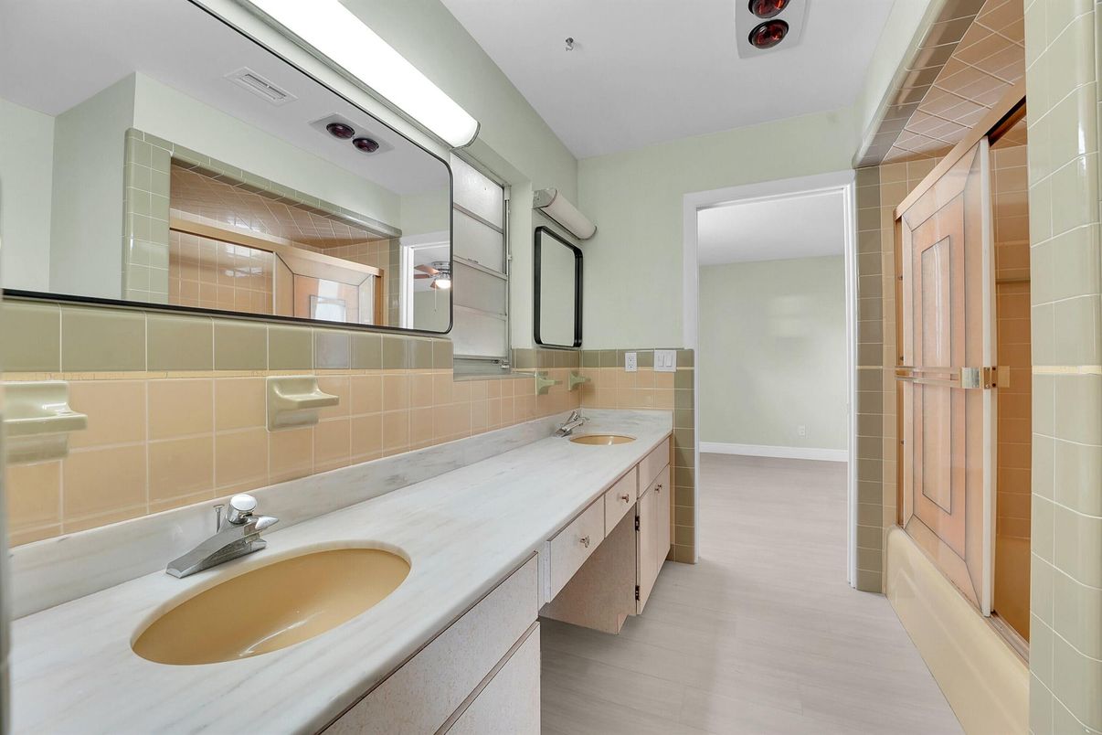 Bathroom, Dual Sink Vanities, Interior