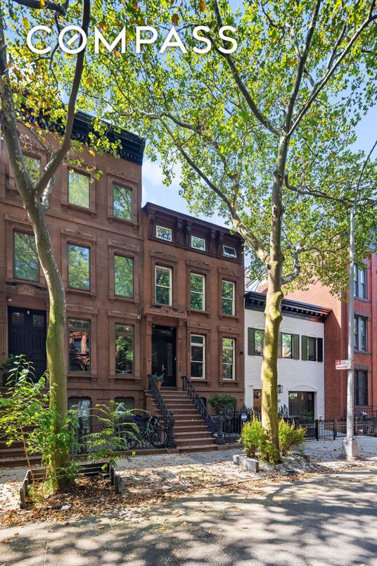 Exterior, Facade, Brownstone