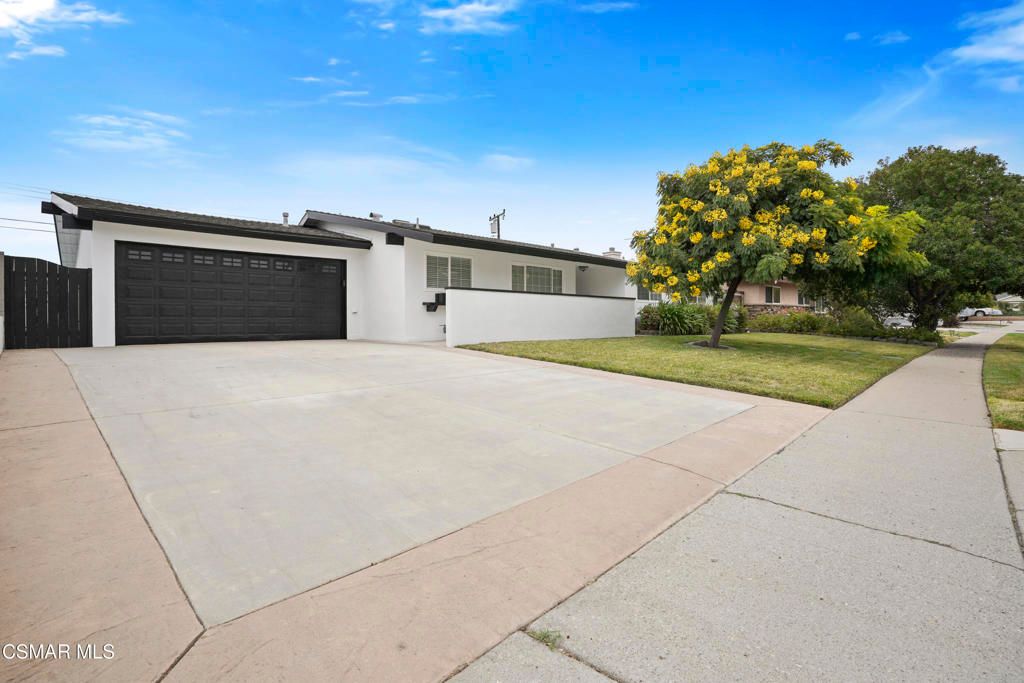 Attached, Exterior, Facade, Modern
