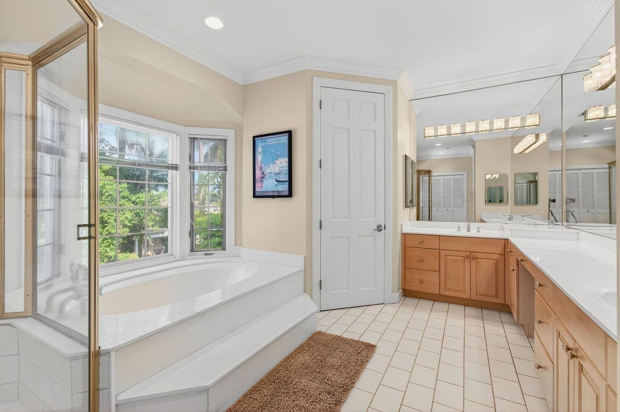 Bathroom, Dual Sink Vanities, Interior, Recessed Lighting
