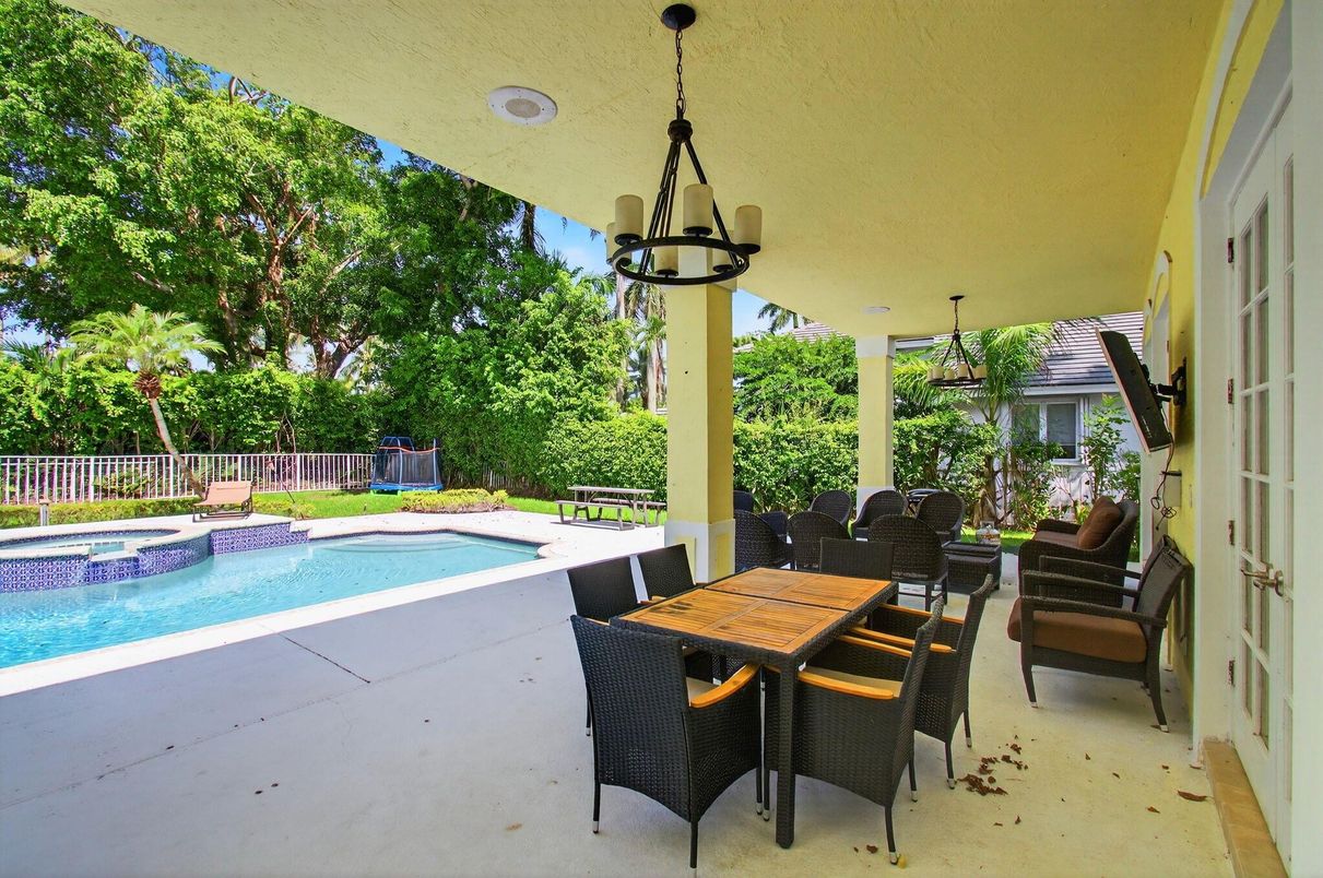 Exterior, Pool