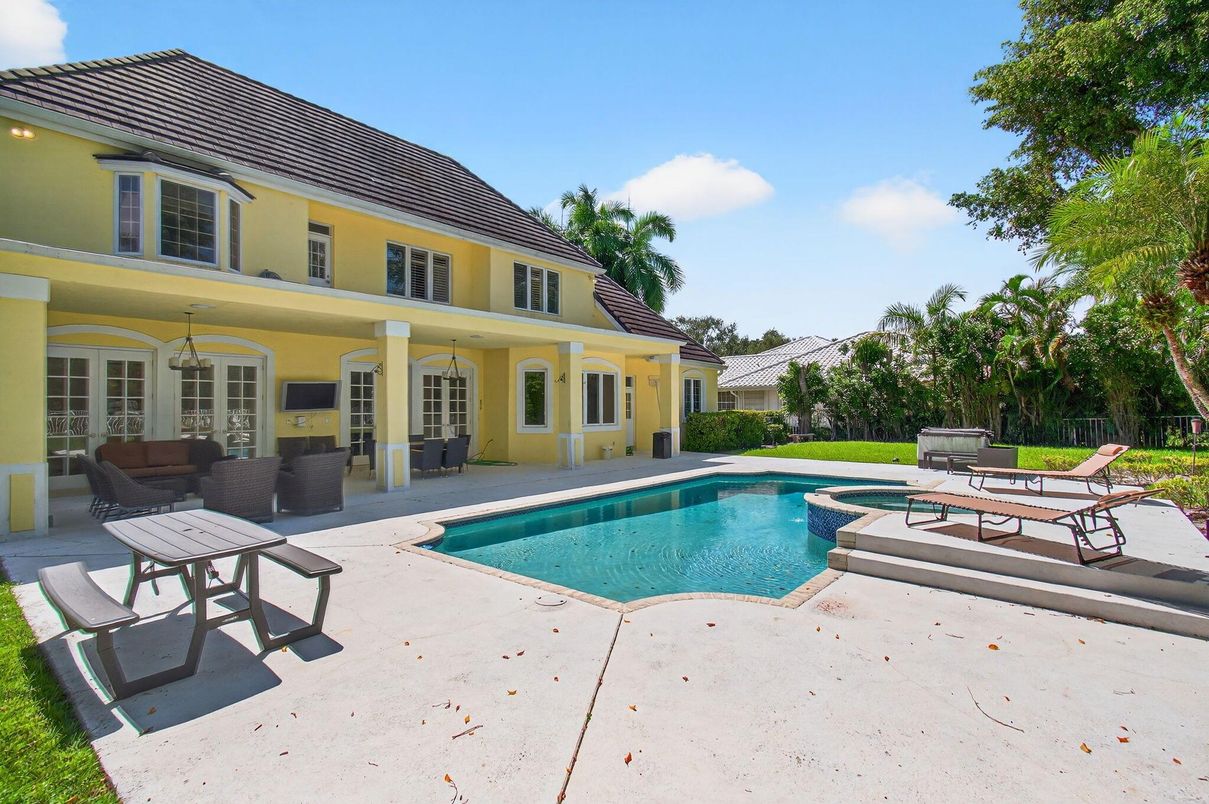 Exterior, Pool