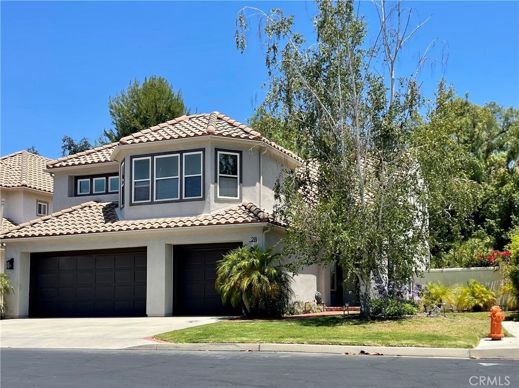 Attached, Exterior, Facade, Mediterranean
