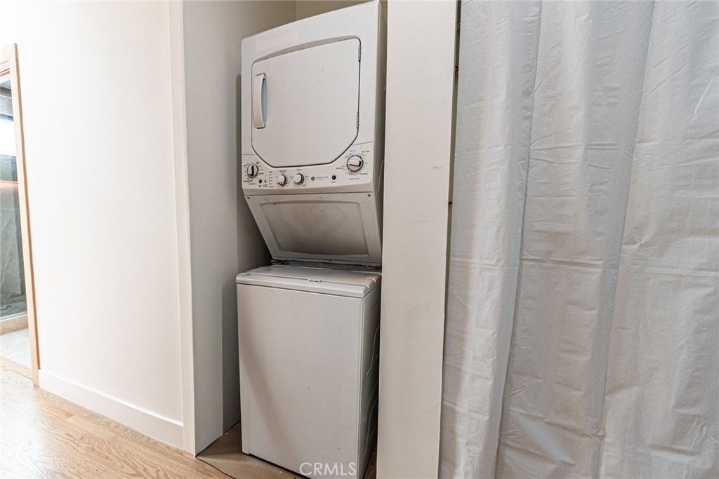 Interior, Utility Closets, Washer, Wood Texture Flooring