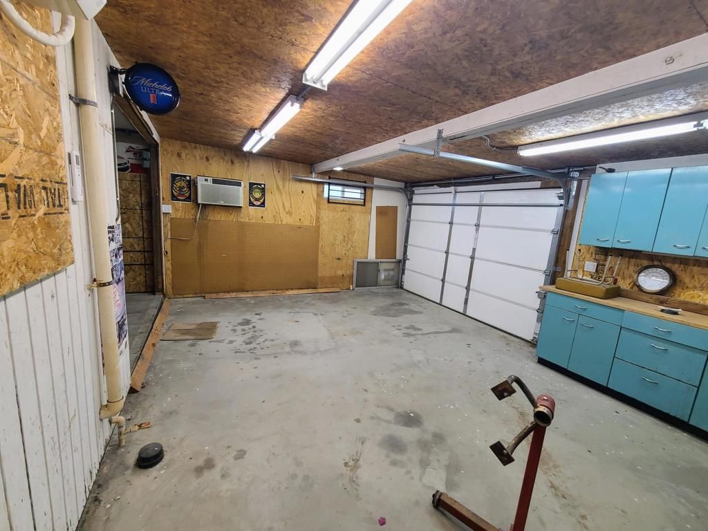 Garage, Interior, Wooden Walls