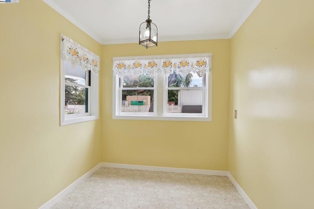 Empty room, Interior, Pendant Lights