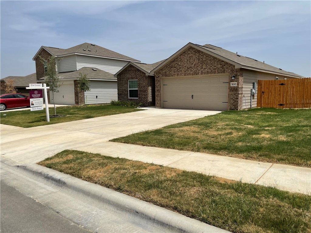Attached, Exterior, Facade, Brick Facade, Ranch