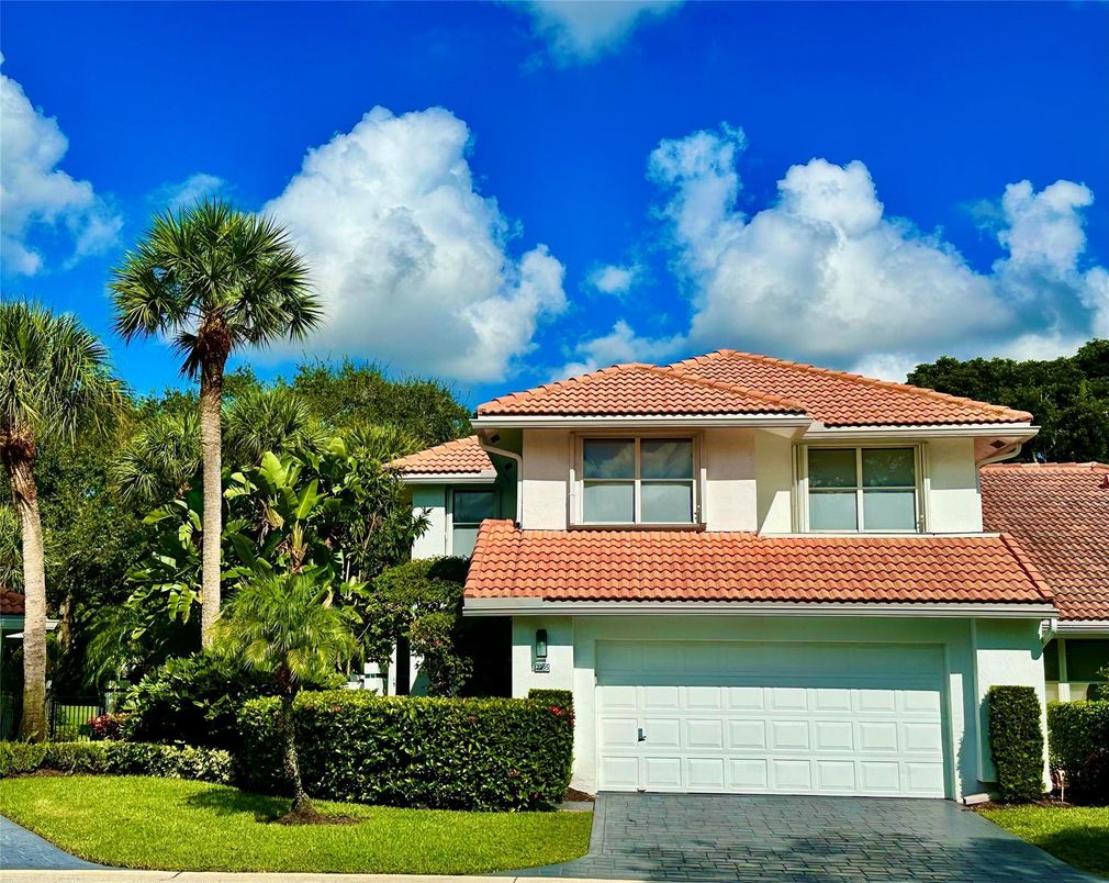 Attached, Exterior, Facade, Mediterranean