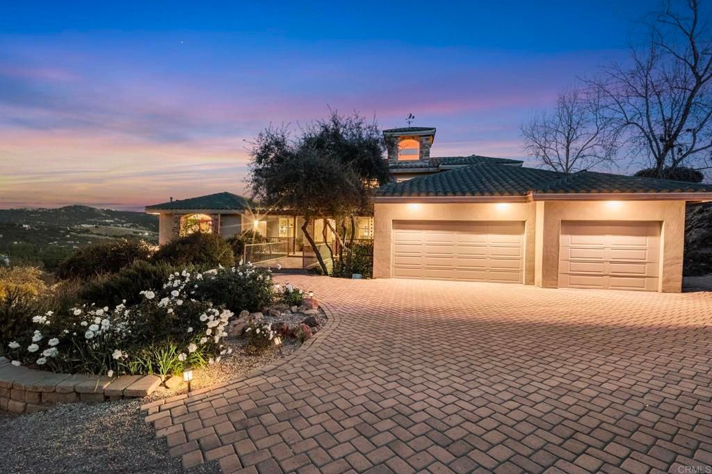Attached, Exterior, Facade, Mediterranean