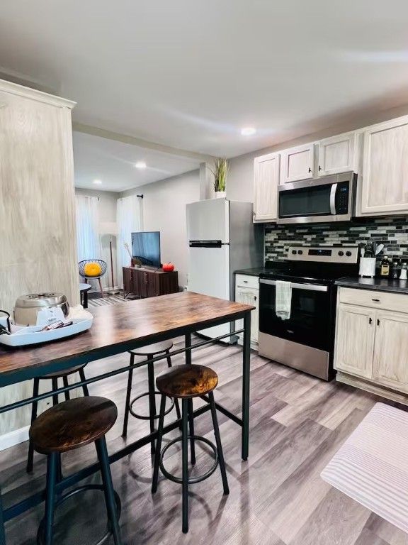 Dining room, Interior, Kitchen, Recessed Lighting, Stainless Steel Appliances, Wood Texture Flooring