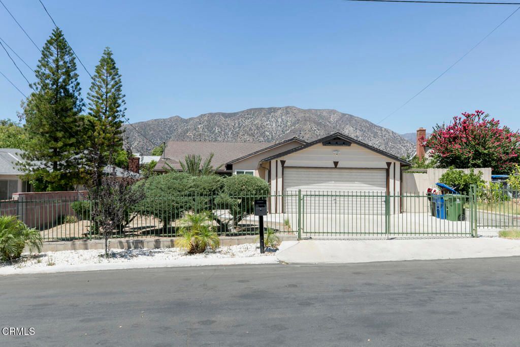 Attached, Exterior, Facade, Ranch