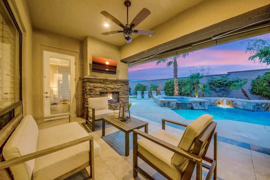 Exterior, Fireplace, Pool, Recessed Lighting, Water